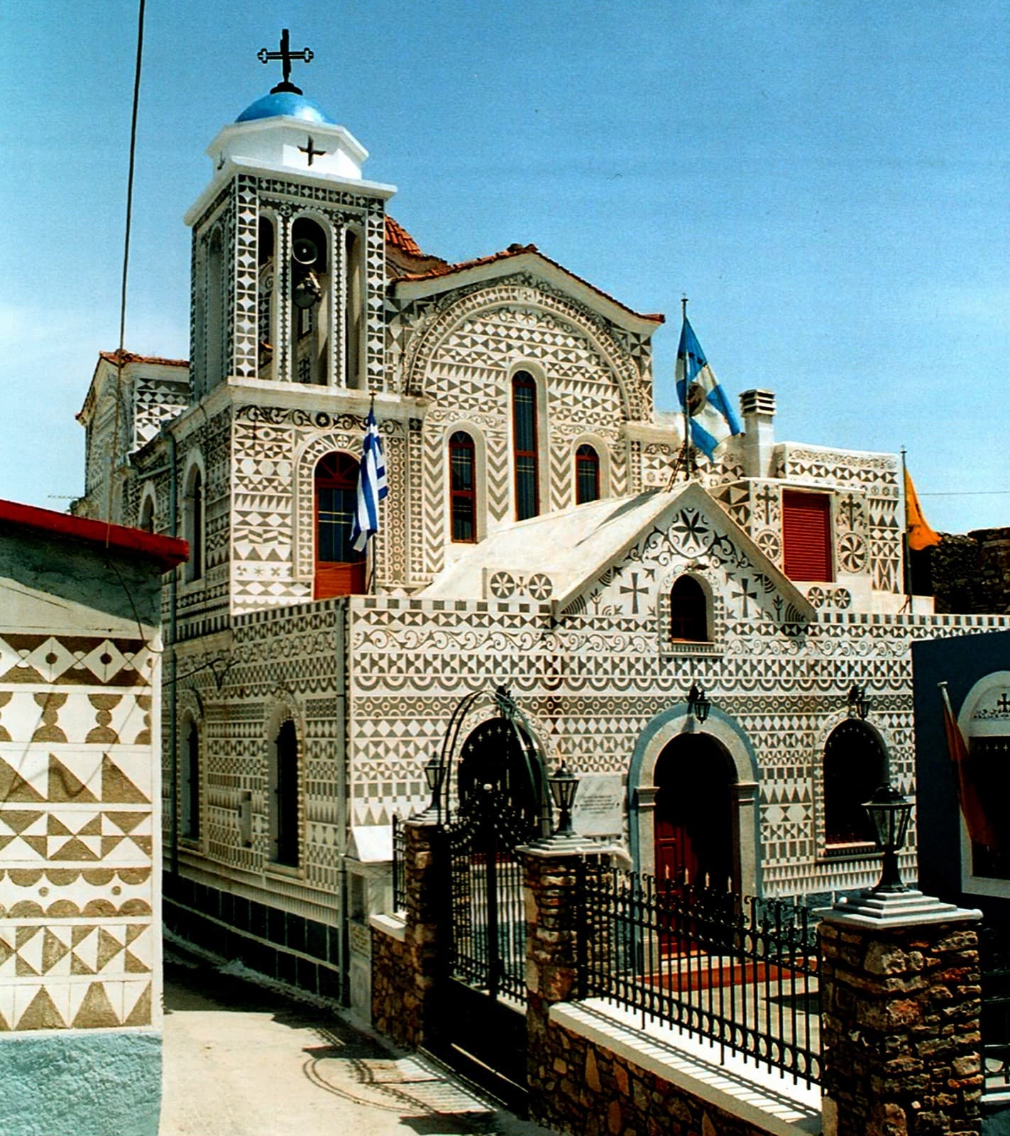 Pyrgi köyünde cepheleri siyah beyaz kazıma desenlerle kaplı taş evler ve kilise