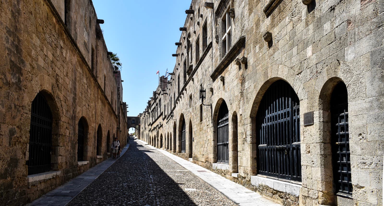 Rodos ortaçağ kentinde arnavut kaldırımlı Şövalyeler Sokağı ve taş cepheli binalar
