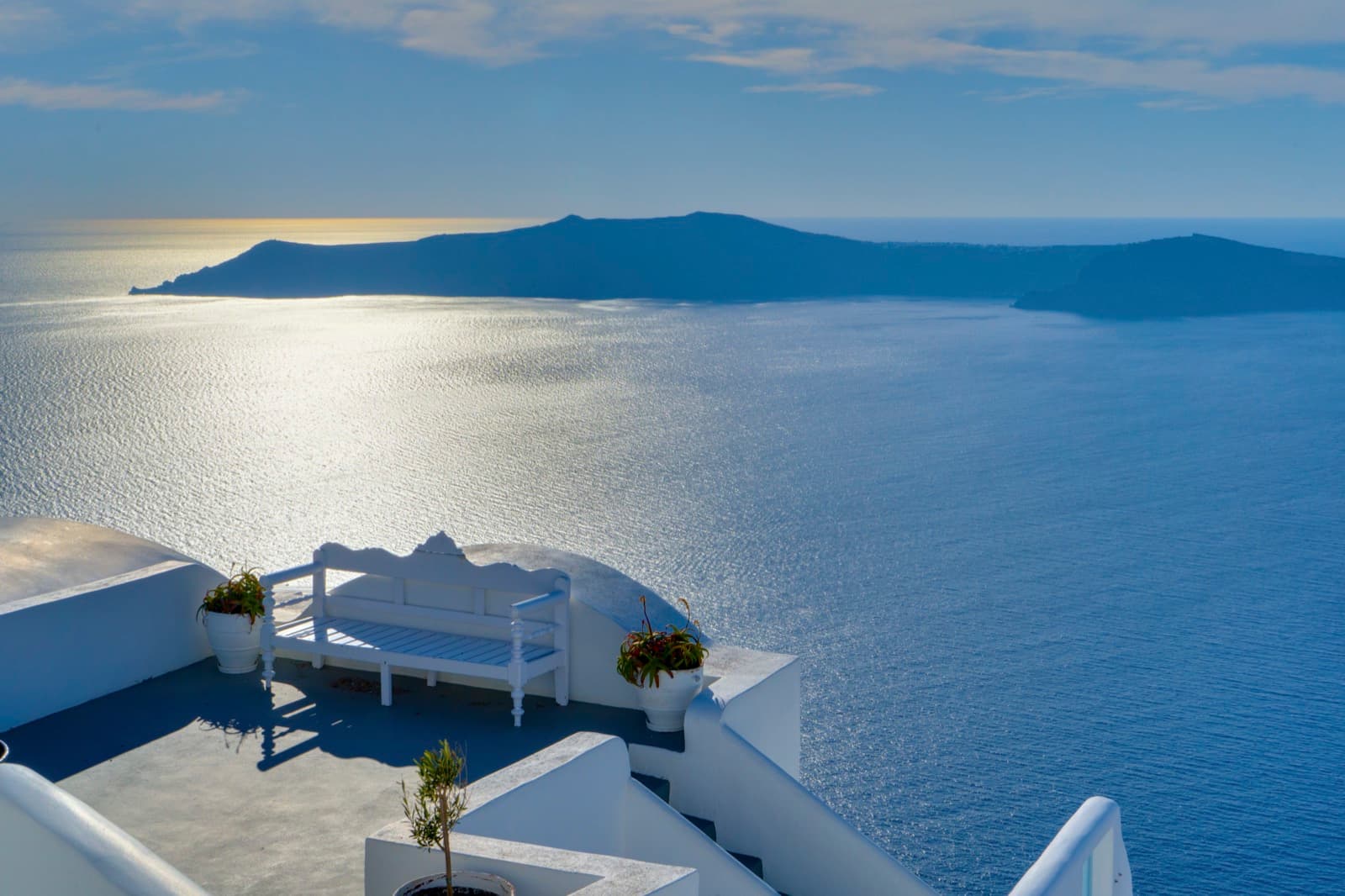 Santorini'de Oia köyünün kaldera yamacına kurulu beyaz evleri ve mavi kubbeli kiliseleri